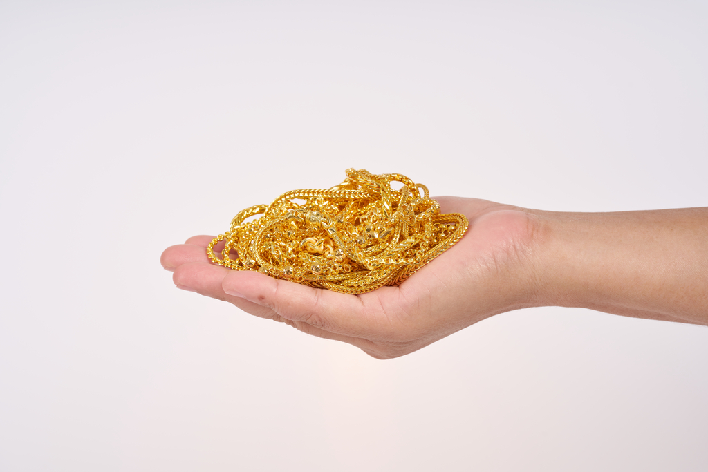 Gold buyers in Houston buying gold chains and necklaces